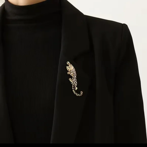 Gold Leopard Brooch - Picture 2 of 4